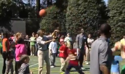 Video: Obama da pena jugando al basquet