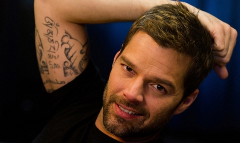 As Ricky Martin se tapa el tatuaje de su trasero