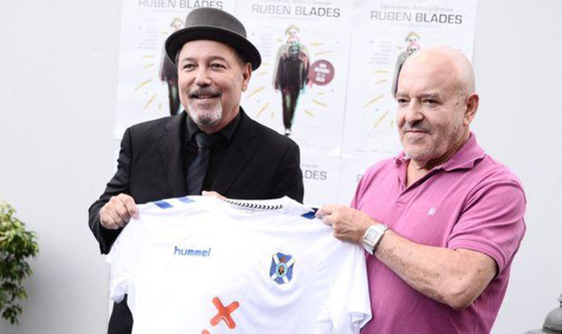 Rubn Blades present la nueva camiseta del CD Tenerife