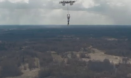 Increble salto en paracadas desde un dron