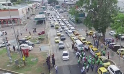 Taxistas realizan paro del servicio en protesta a Uber