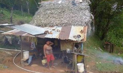 100 mil familias en Panam duermen en casas con piso de tierra