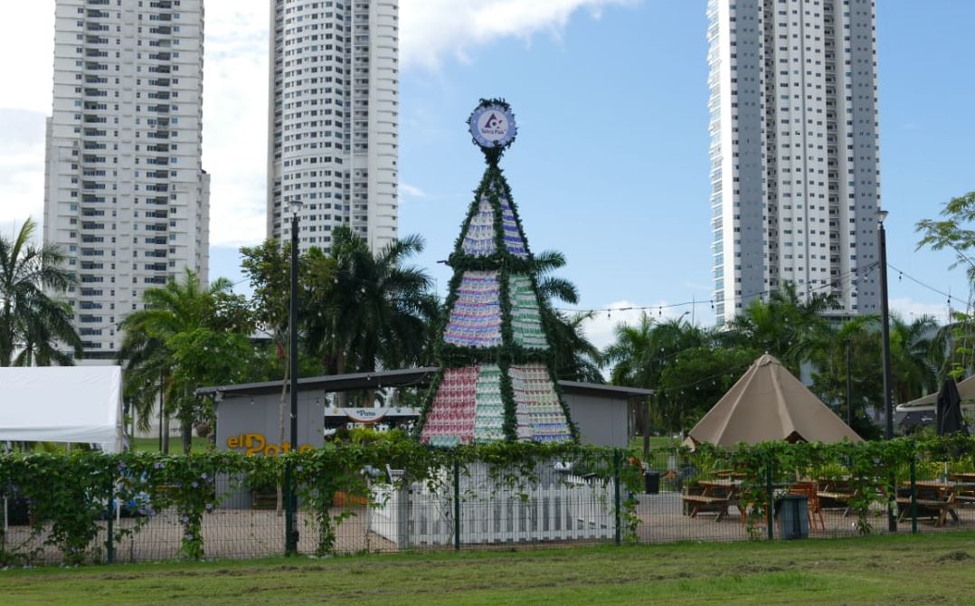 Tetra Pak inaugura en Panam rbol de Navidad creado con miles de envases usados