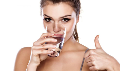 Los beneficios de tomar un vaso de agua antes de comer