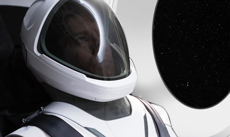 Elon Musk presenta un traje espacial que s parece del siglo XXI