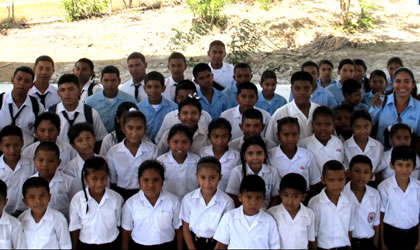 Nios de comunidades de Rio Hato reciben 100 becas de United Way
