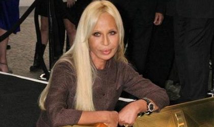 Donatella Versace pretende refrescar su imagen en redes sociales