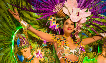 Vestidos de las reinas del carnaval son expuestos en el Multiplaza