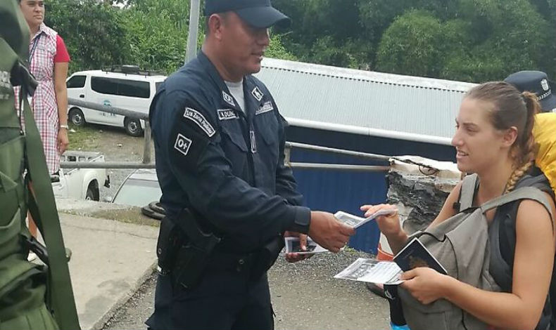 Polica entrega volantes en frontera Panam con Costa Rica