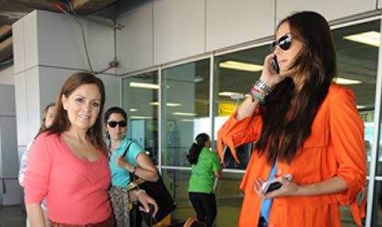 Ex Miss Universo lleg a Panam acompaada de su madre