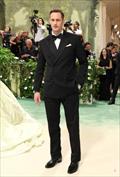 Calvin Klein visti a Alexander Skarsgrd para el 2024 Costume Institute Benefit en el Museo Metropolitano de Arte