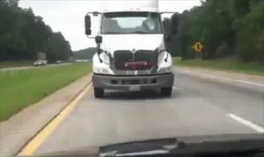 /vidasocial/video-hace-creer-a-su-mujer-que-chocaran-contra-un-camion/22095.html