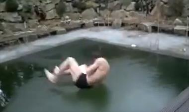 /vidasocial/insolito-video-se-tira-a-su-piscina-congelada-y-no-puede-romper-el-hielo/17037.html