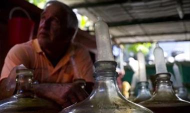 /vidasocial/cubano-utiliza-un-curioso-metodo-para-poder-producir-vino-en-su-pais/47597.html