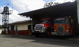 Un camin de bomberos se volc en Loma Campana