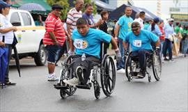 Nios con movilidad reducida se benefician con Wheelchairs of Hope
