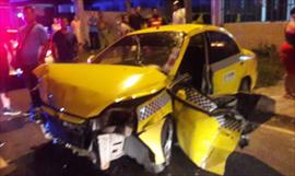 Taxi choca y deja a varios heridos