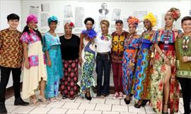 Alex Adames adopt con orgullo la moda afroantillana