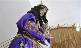 Feligreses veneran figura del Cristo Nazareno en la Baslica menor de San Miguel Arcngel