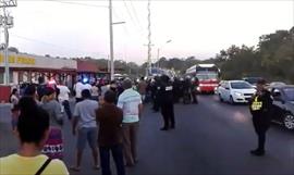 Protesta termin con empujones y arresto del diputado Poveda