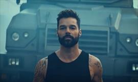 As Ricky Martin se tapa el tatuaje de su trasero