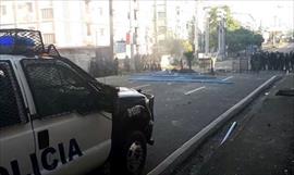 Poste elctrico cae sobre auto en Santiago