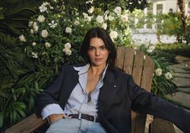 Kendall Jenner us el bolso-retrovisor de Balenciaga