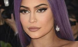 Kylie Jenner se cans del cabello de colores