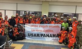 Mexicanos residentes en Panam reciben a rescatistas con mariachis