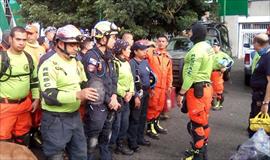Mexicanos residentes en Panam reciben a rescatistas con mariachis