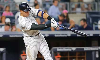 El novato Aaron Judge escribe su nombre en el libro de los rcord