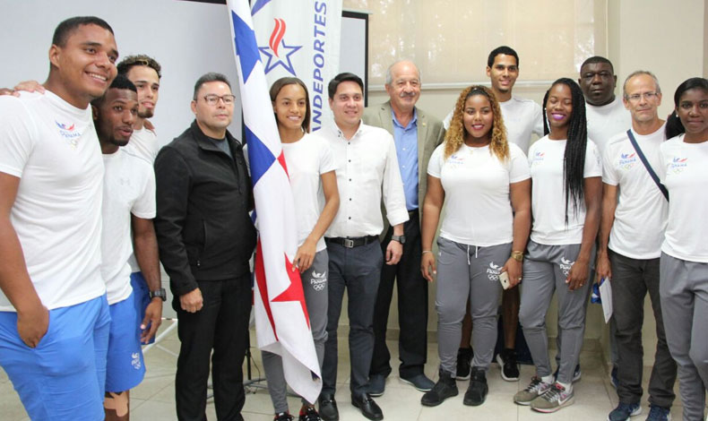 Pandeporte entrega el pabellón nacional a la abanderada de la delegación panameña