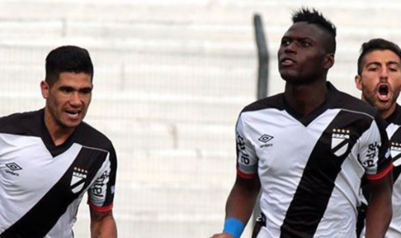 Panameo Pistolerito Arroyo logr contribuir con un gol en el triunfo de su equipo
