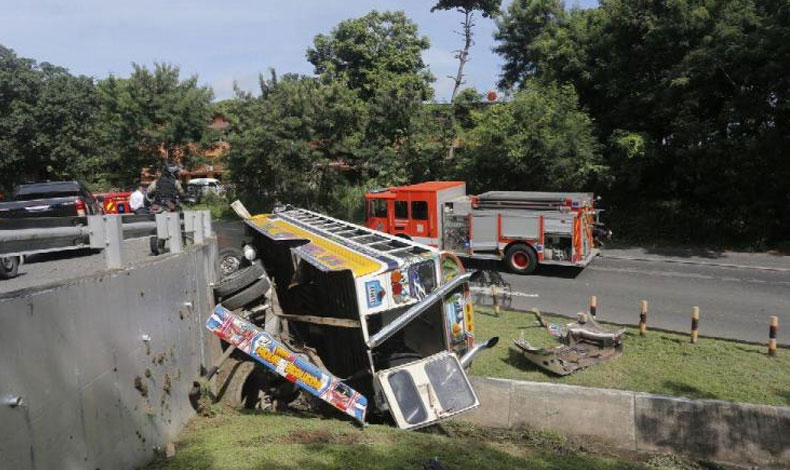 Siete heridos en vuelco de bus diablo rojo'