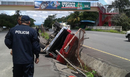 Accidente de trnsito en la Chiriqu, camioneta 4x4 casi se voltea