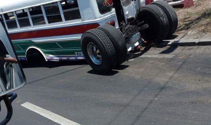 Se desprende tren trasero de diablo verde en Juan Daz