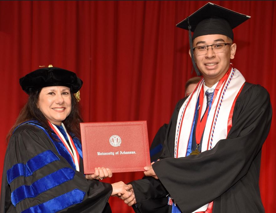 Ingeniero panameo recibe premio Senior Scholars en universidad de Estados Unidos