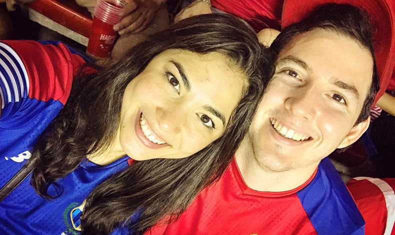 Ana Alejandra Carrizo y su esposo en espera de las llaves de su hogar