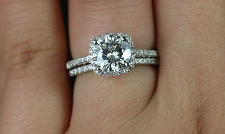 Lanzó anillo de compromiso y su novio lo consiguió en la basura