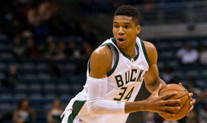 Antetokounmpo brilla en los Bucks de Milwaukee