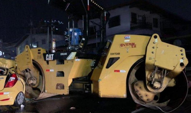 Taxi es aplastado por aplanadora en el Ingenio