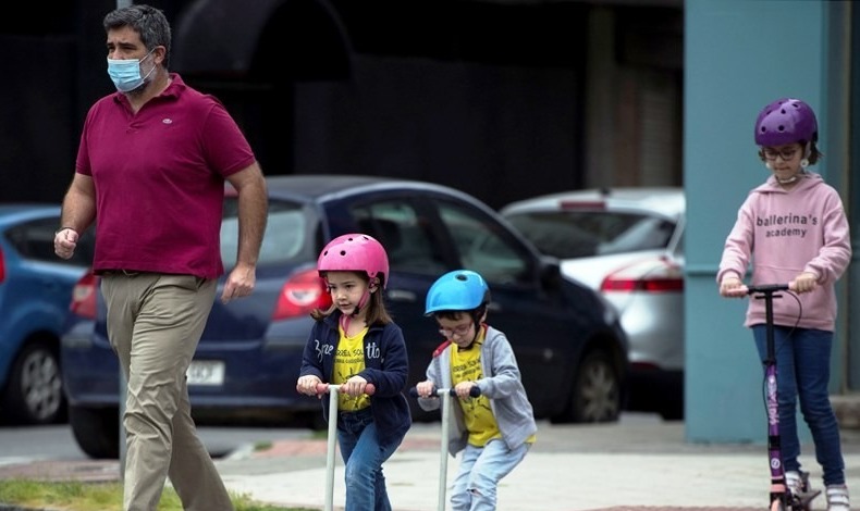Nios podr salir con sus padres en reas cercanas a sus hogares