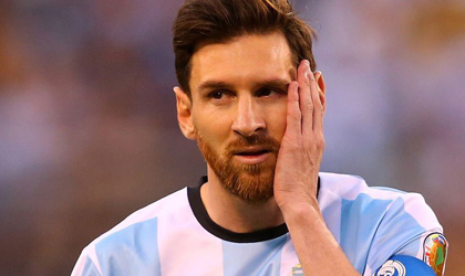 Argentinos piden a Messi que no suelte la camiseta