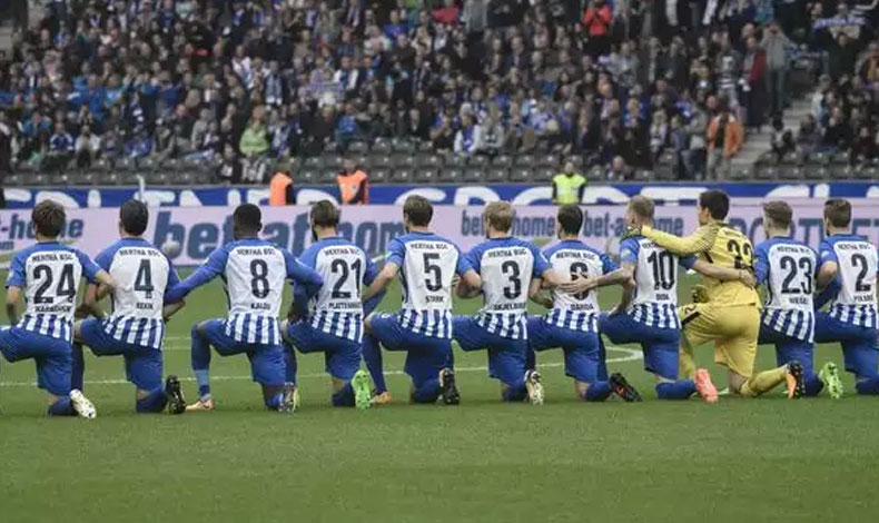Jugadores del Hertha de Berlin se arrodillan en contra del racismo