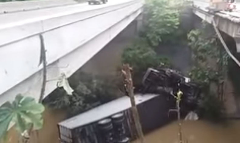 Camin articulado cae de un puente