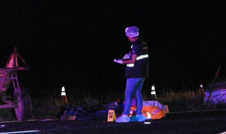 Pick-up arrolla y mata a dos hombres que se transportaban en una carreta