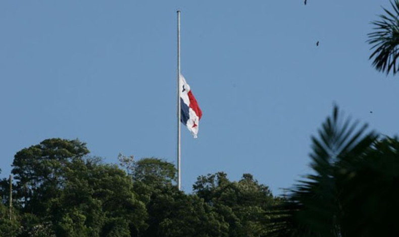 Bandera de Panam a media asta para honrar a vctimas del Covid-19