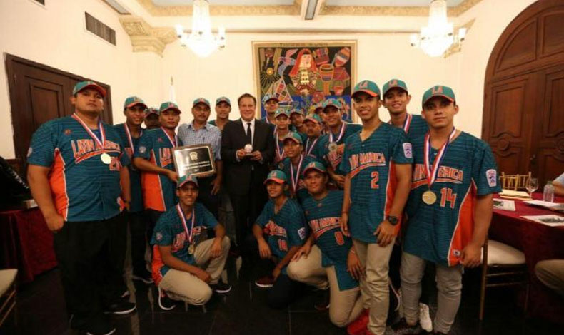 El equipo de las peque�as ligas de Aguadulce recibi� un homenaje en el Palacio de las Garzas