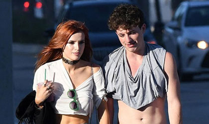 Bella Thorne y Charlie Puth en la playa