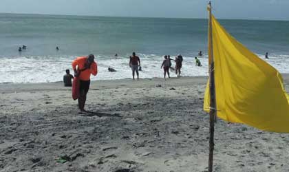 Colocaron Bandera amarilla en varias playas por fuerte oleaje y lluvia